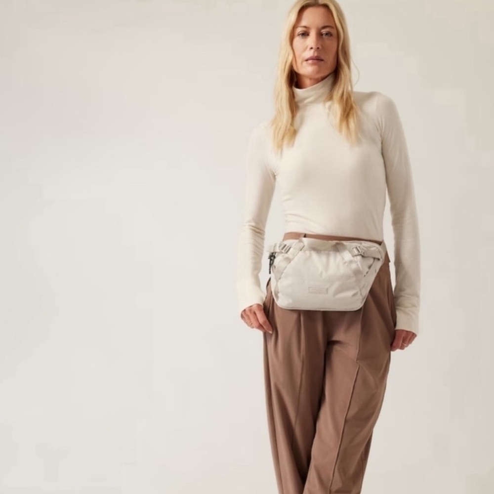 Athleta Abalone Grey Excursion Waist Bag NWOT - Picture 2 of 11